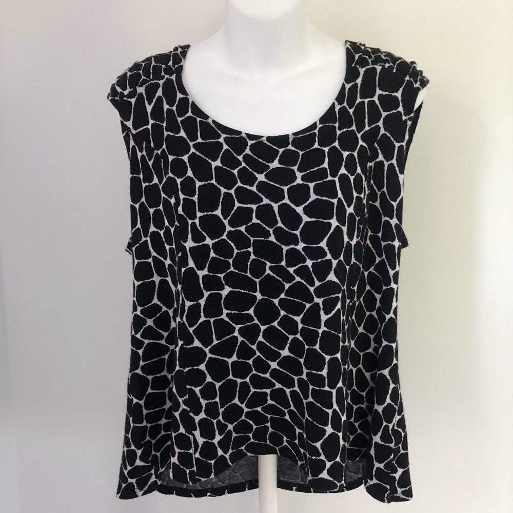 Arianne Black/White Giraffe Print Top